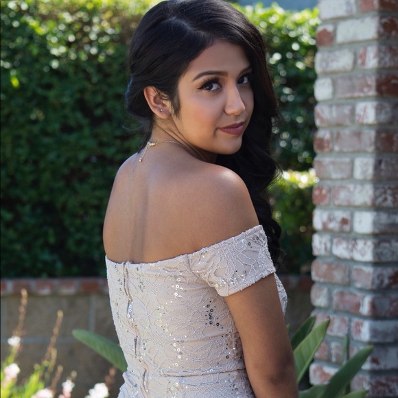 BEAUTIFUL PROM DRESS - Picture 4 of 8